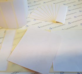 Perforointi, eli Taustapaperissa oleva rei’itetty linja, jota pitkin paperi katkeaa paremmin.